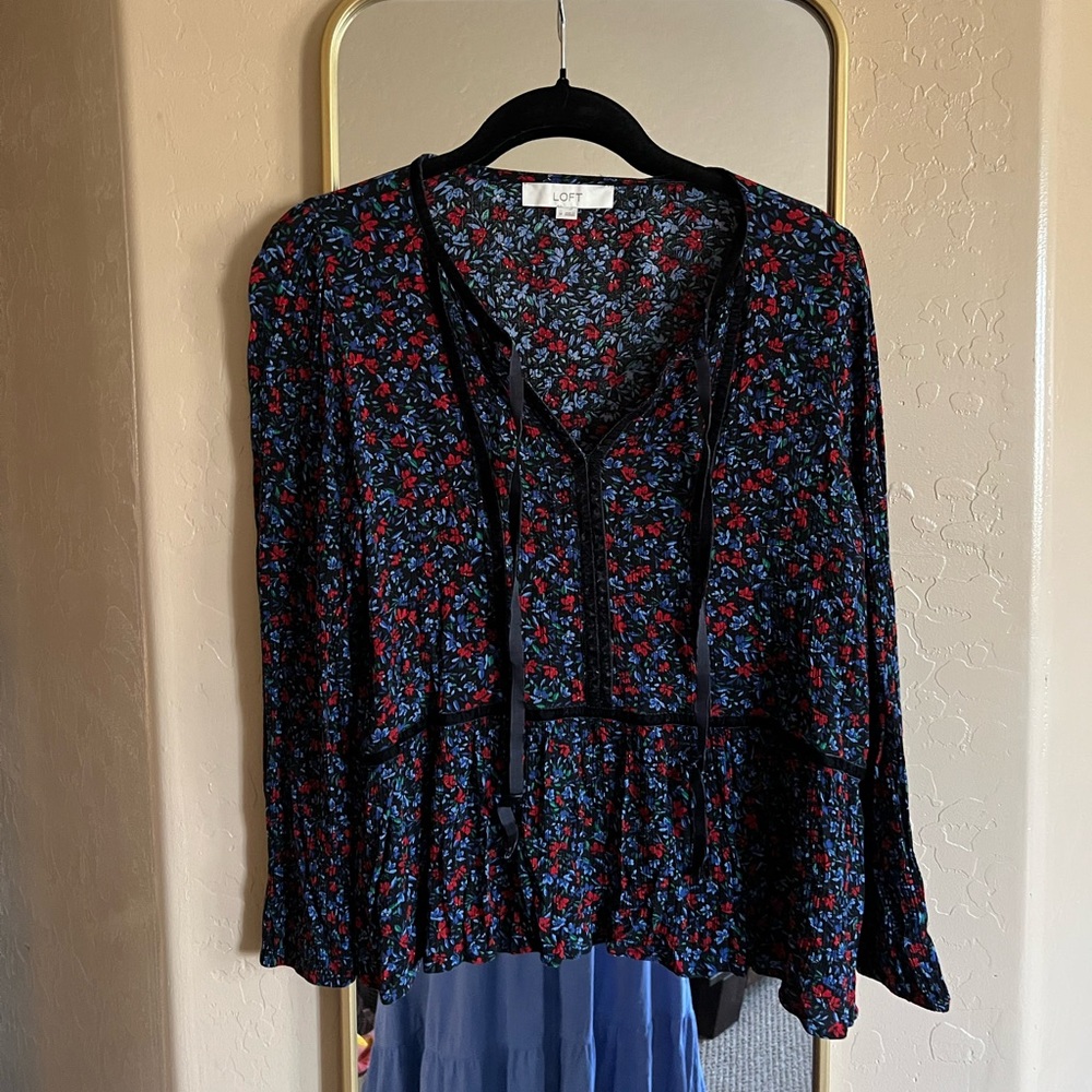 Womens LOFT Red Blue Floral Peplum Top Blouse with Velvet Piping Detail Size M